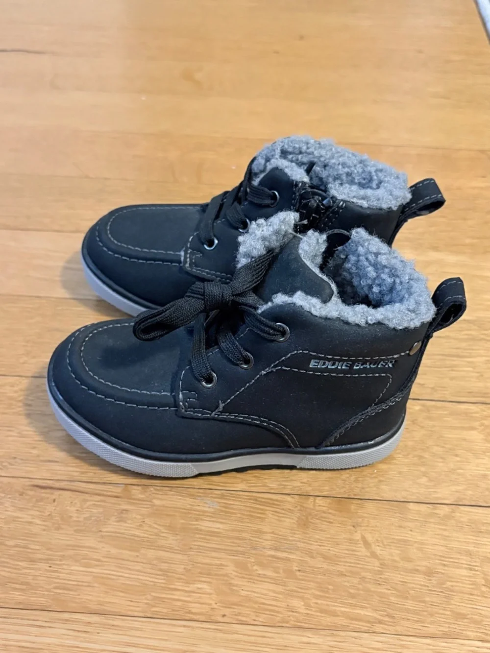 Never worn Eddie Bauer kids snow boots